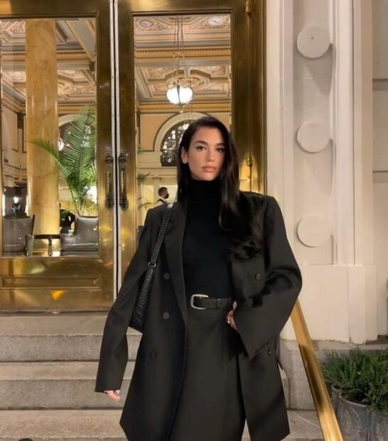Dua Lipa impacta con traje oversize y suéter cuello de tortuga