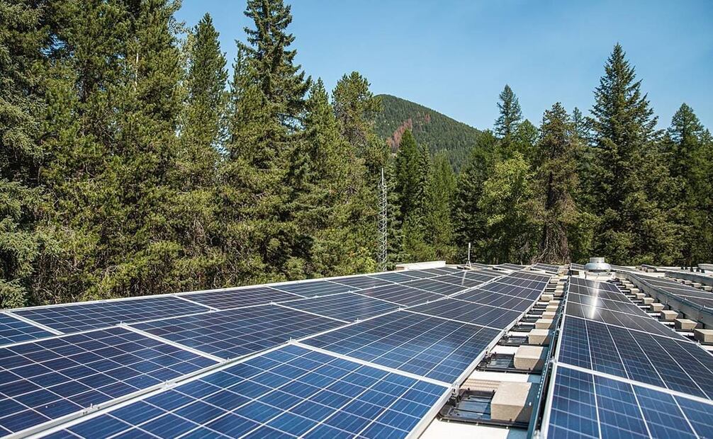 La construcción de grandes plantas generadoras de energía que usen recursos renovables, como la luz solar, busca reducir la contaminación por combustibles fósiles. En la imagen se ve el parque de páneles solares en el Glacier National Park de Montana, Estados Unidos. Wikimedia Commons.