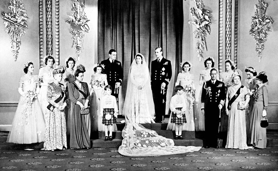 Miembros de la familia real británica, alrededor de la princesa Isabel (futura reina Isabel II) y Felipe, duque de Edimburgo, en 1947. Foto: AFP.