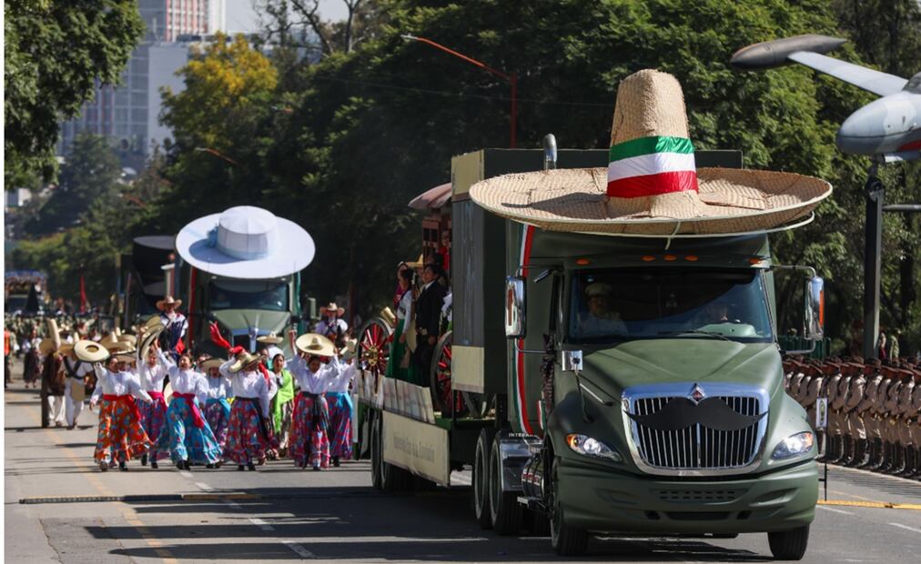 A los vehículos temáticos se les diferenció colocando un “sombrero” para que a lo lejos los presentes pudieran distinguir el contingente que se aproxima; por ejemplo, la unidad denominada “Plan de Ayala” tenía sobre la cabina un sombrero de charro. Foto: Diego Simón Sánchez/EL UNIVERSAL