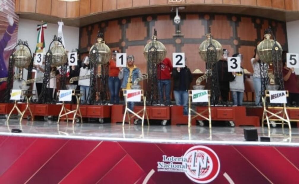 Niños gritones, "listos" para el sorteo del avión presidencial