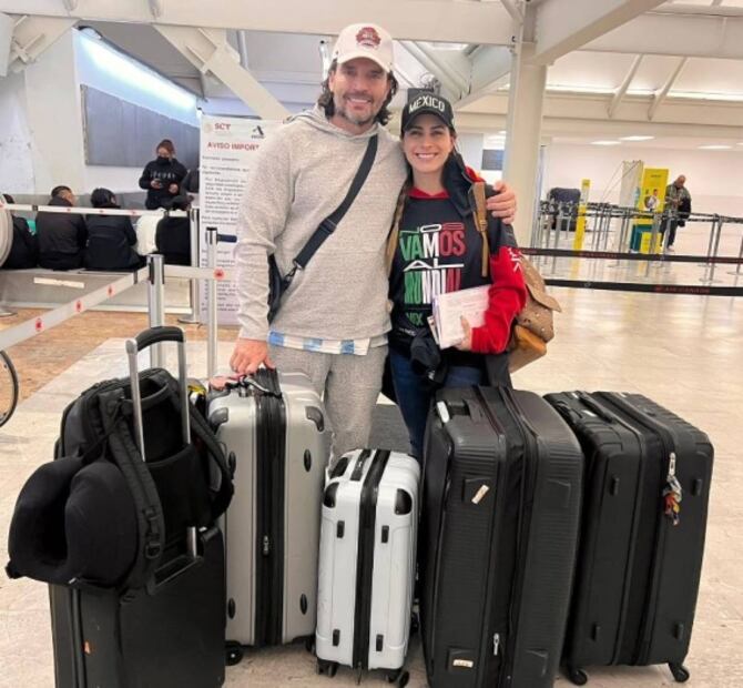 Julián Gil y Valeria Marín se comprometen en pleno desierto de Qatar