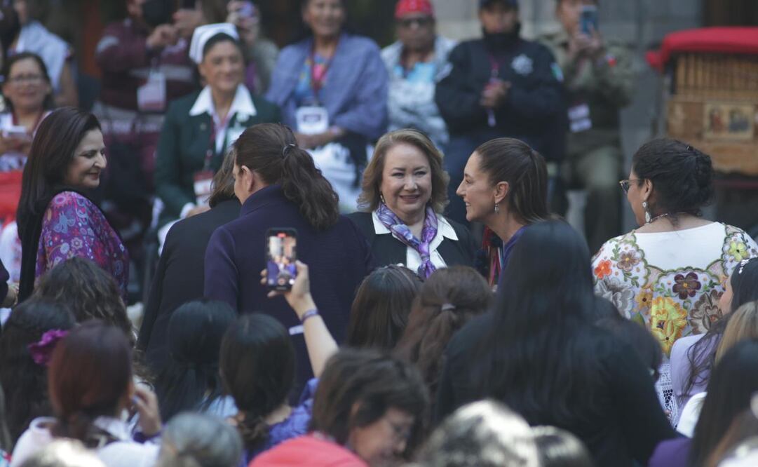 La mañana de este 8 de marzo del 2025, las ministras de la SCJN, Lenia Batres, Yasmín Esquivel Mossa, y Loretta Ortiz Ahlf, acompañan a la presidenta Claudia Sheinbaum Pardo. Foto: Carlos Odín / EL UNIVERSAL