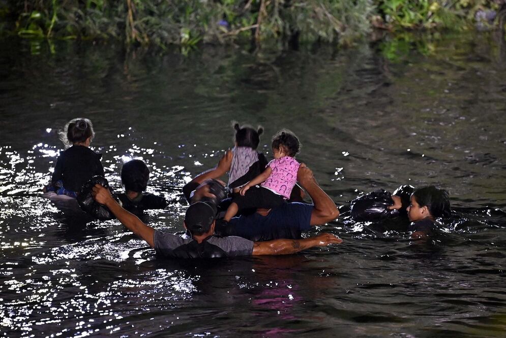 Migrantes cruzan el río en su intento de llegar a EU, desde Matamoros, estado de Tamaulipas. Foto: AFP