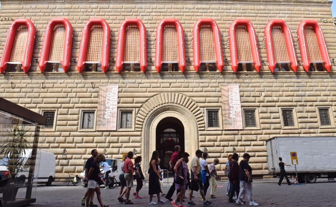 Lanchas salvavidas son expuestas en las ventanas de la fachada del Palazzo Strozzi para la exposición "Ai Weiwei Libero". Foto: EFE