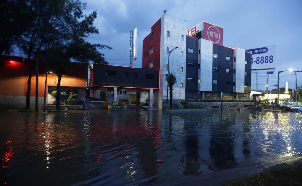 Inundaciones en los laterales de Calzada Ignacio Zaragoza (14/09/2025). Foto: Francisco Rodríguez / EL UNIVERSAL