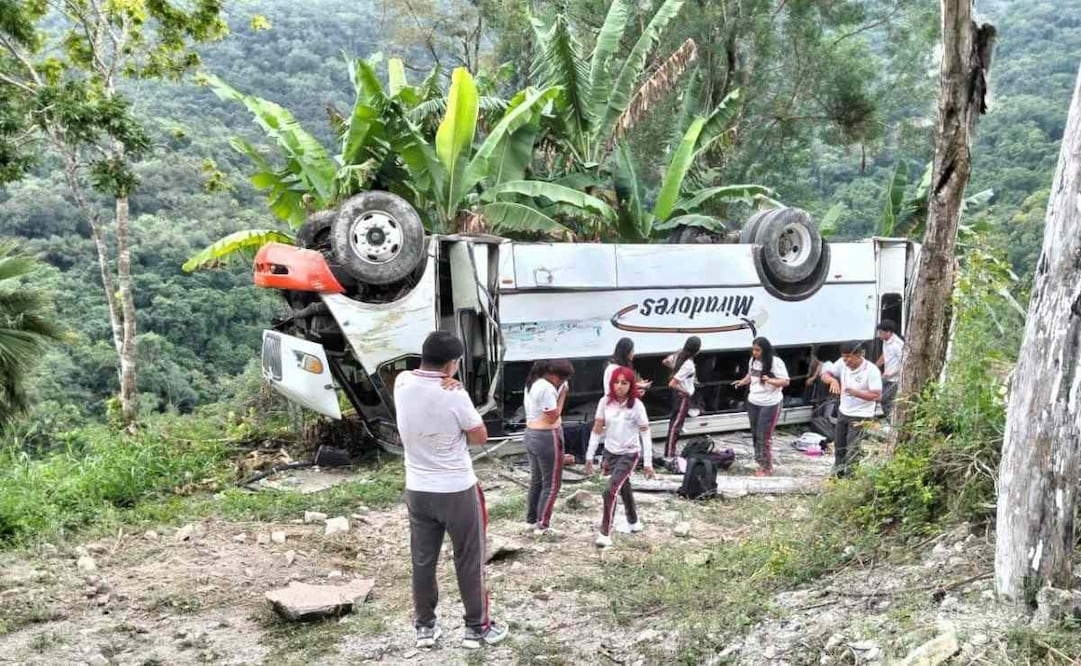 Vuelca autobús con estudiantes en Xalapa, Veracruz; hay una joven muerta y 25 heridos.
Foto: Especial