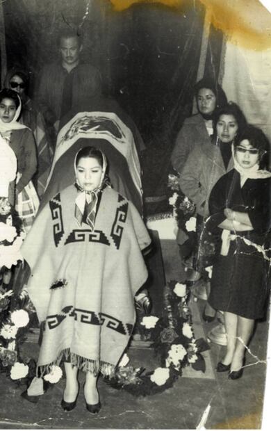 “México lindo y querido si muero lejos de ti…” El pueblo de Cuenca, Ecuador, acompañó al mariachi femenil hasta el panteón para darle sepultara a María Reyes. Sus restos aún esperan cumplir la otra estrofa de la canción...”que digan que estoy dormida y que me traigan aquí”. Colección Particular, Cortesía.