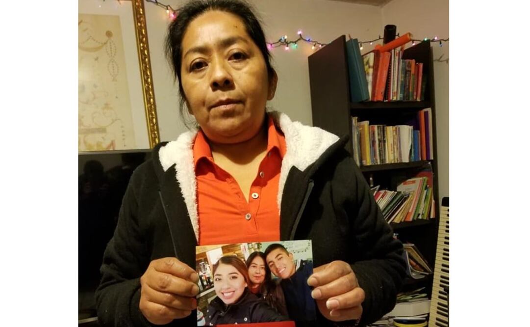 La señora Socorro, madre de Alina, sostiene una fotografía de su hija. Foto: CORTESÍA