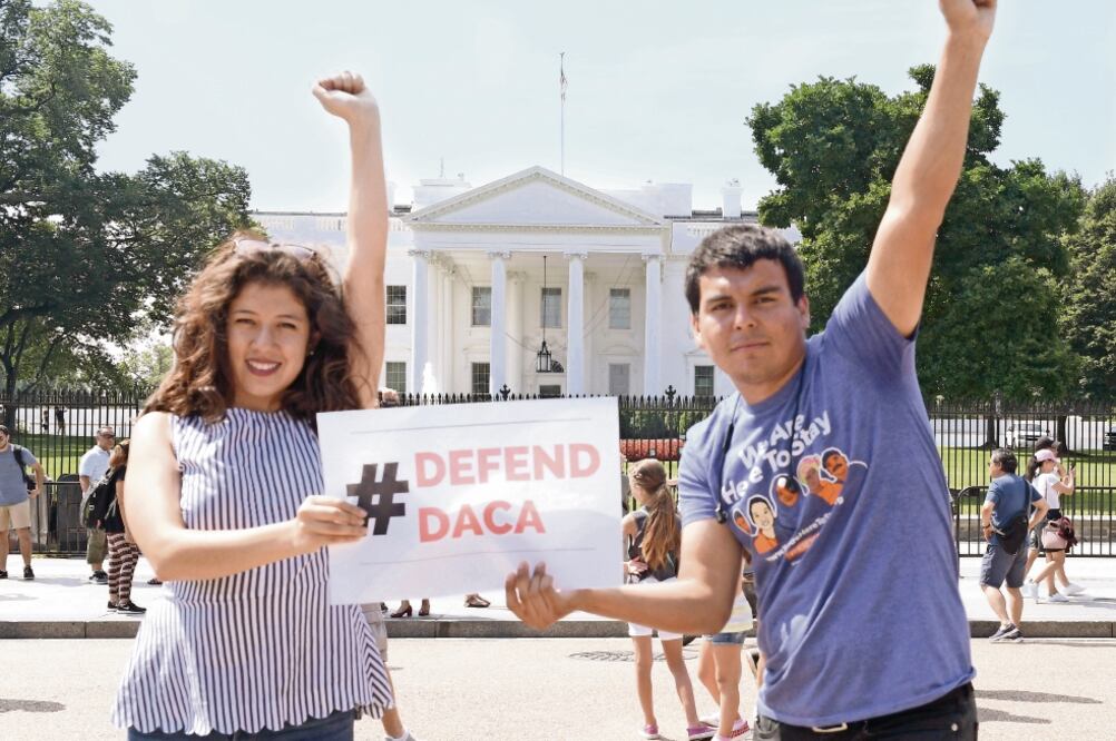Los jóvenes Claudia Quiñonez y Gerson Quinteros, durante una protesta, ayer, a las puertas de la Casa Blanca, en Washington, DC, para pedir al presidente de Donald Trump mantener el programa DACA (LENIN NOLLY. EFE)