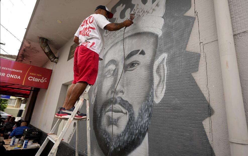 Un mural del futbolista brasileño Neymar se pinta junto al estadio Vila Belmiro en Santos, Brasil, antes de una ceremonia de presentación como nuevo jugador del Santos FC. Foto: AP