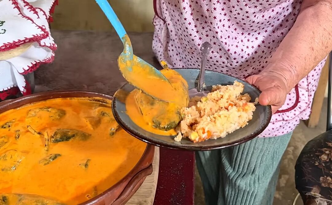 Los chiles rellenos se pueden acompañar con arroz blanco. Foto: YouTube De Mi Rancho a Tu Cocina