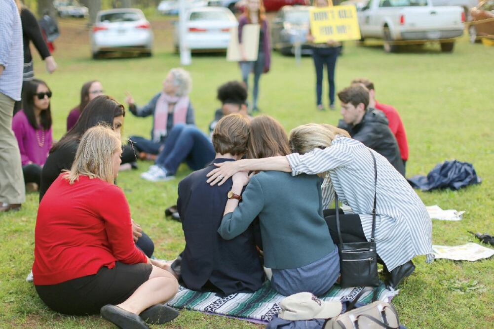 Opositores a la pena de muerte se reunieron el 31 de marzo afuera de la Prisión Estatal de Diagnóstico y Clasificación de Jackson, Georgia, en Estados Unidos, donde ese día fue ejecutado el recluso Joshua Bishop (BEN GRAY. AP)