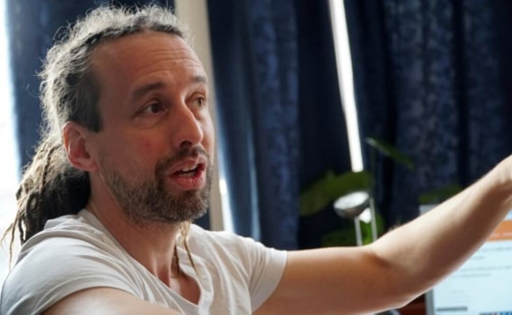 El bailarín que no cree en la pandemia y quiere ser primer ministro de Países Bajos