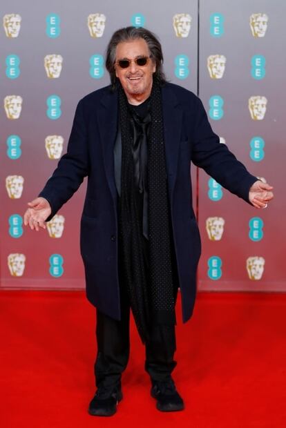 Al Pacino se cae en la alfombra roja de los Bafta 2020