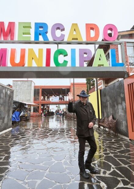 Burton aprovechó para visitar los mercados locales y convivir con la gente. Foto: Cortesía.