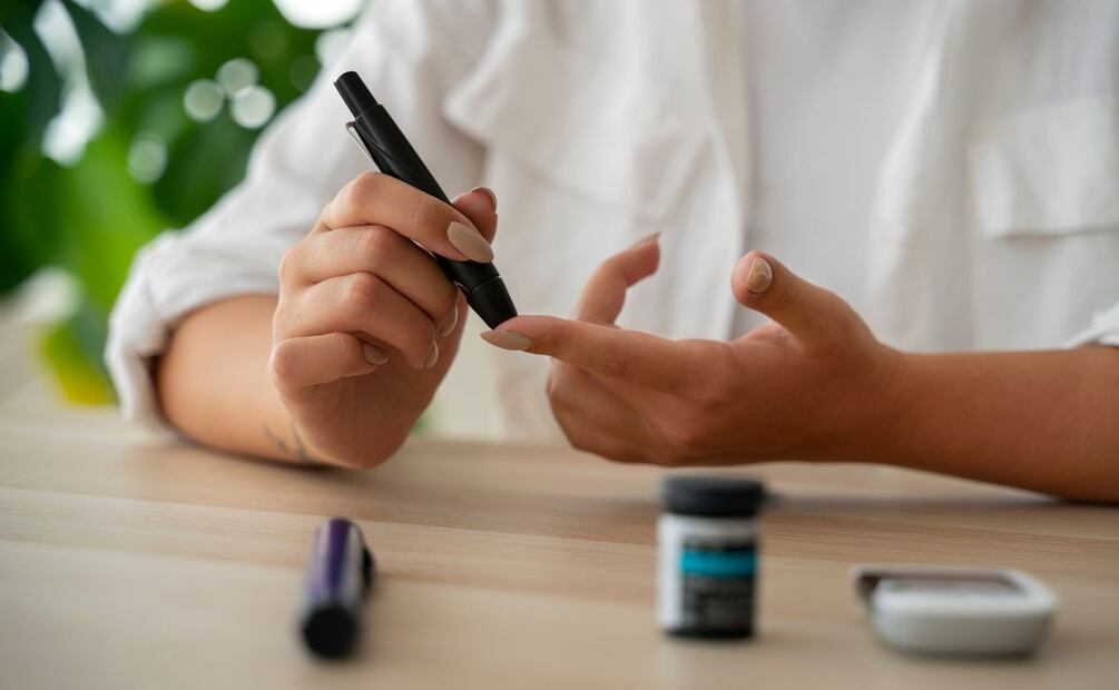 Las personas con diabetes o hipertensión pueden comer frutas de manera sana. Foto: Freepik