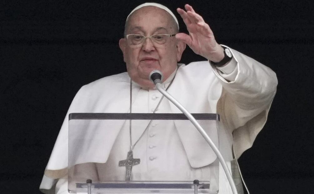 El papa Francisco ofrece una bendición mientras recita la plegaria del Angelus desde la ventana de su estudio con vistas a la plaza de San Pedro en el Vaticano. Foto: AP