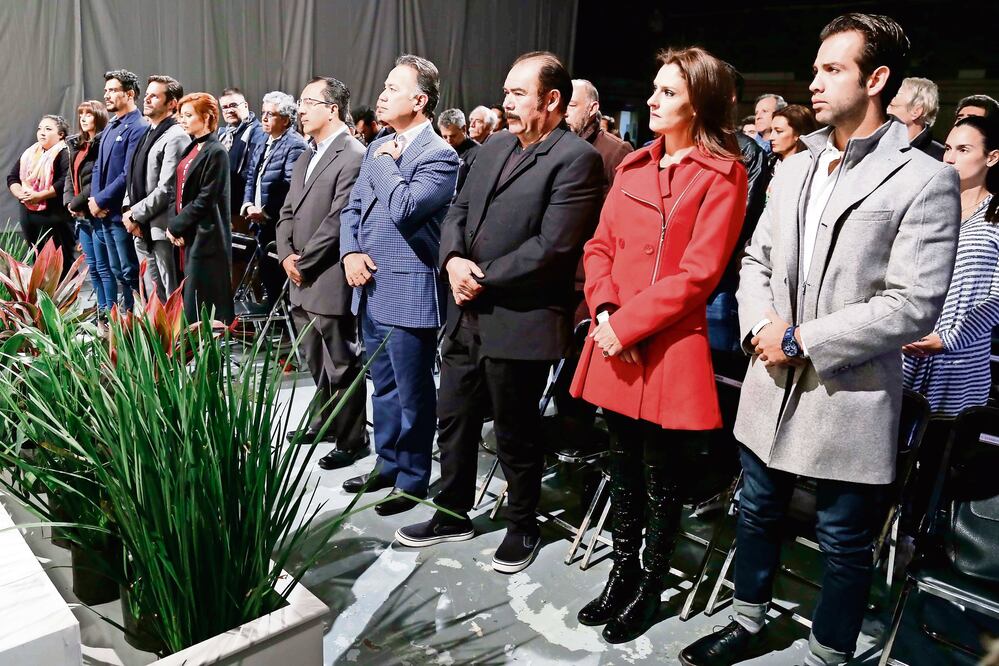 Chantal (de rojo) asistió a la misa de la telenovela 'El bienamado'.