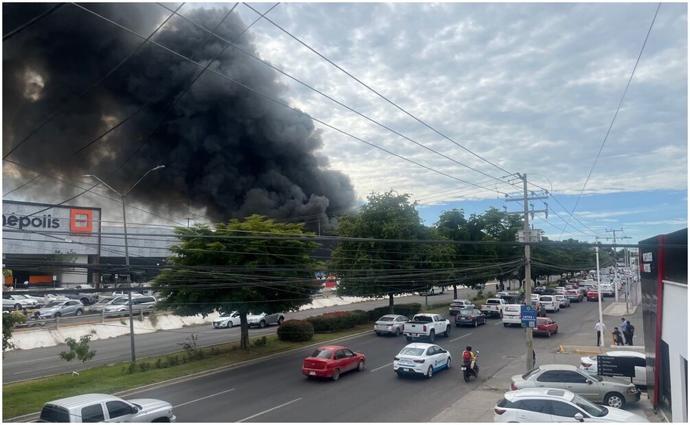 El incendio en la plaza comercial de Sinaloa levantó enormes nubes de humo negro (16/01/2025). Foto: Javier Cabrera Martínez / EL UNIVERSAL