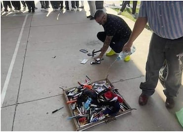 Queman y destruyen celulares en secundaria de Durango por estar prohibidos en el reglamento escolar