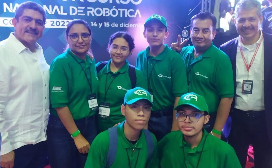Manuel Espino, director del Conalep, con alumnos en el Concurso Nacional de Robótica 2022. Foto: Conalep