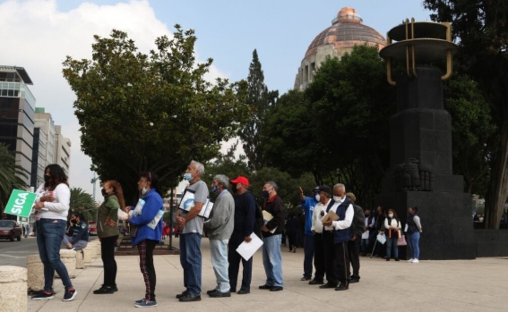 Tras filas kilométricas, Bienestar abrirá nuevos módulos para trámite de pensiones