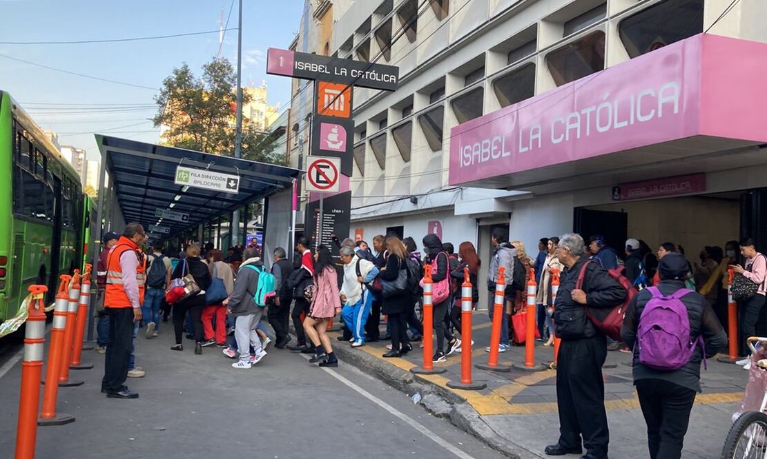 La gente transborda en Isabe la Católica. FOTO: Gaspar Betancourt/ EL UNIVERSAL/