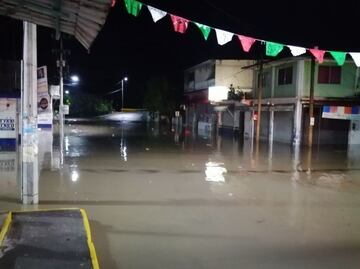 Intensas lluvias provocan desbordamiento de río en Cotaxtla, Veracruz