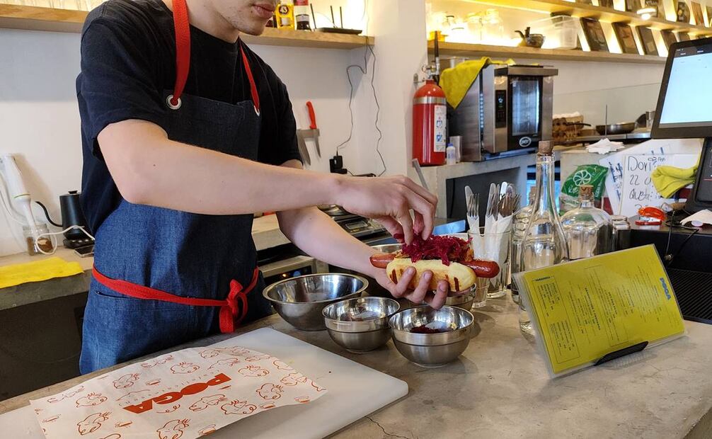 Incluso un antojo en apariencia sencillo, como el hot dog, puede esconder todo un trasfondo cultural. El hot dog de POGA, por ejemplo, lleva sauerkraut, un básico de la cocina judía. Foto: Raúl J. Fontecilla/EL UNIVERSAL.