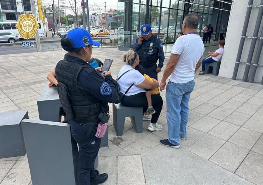 Policías ayudaron a un menor de edad con discapacidad a reencontrarse con su mamá. Foto: Especial