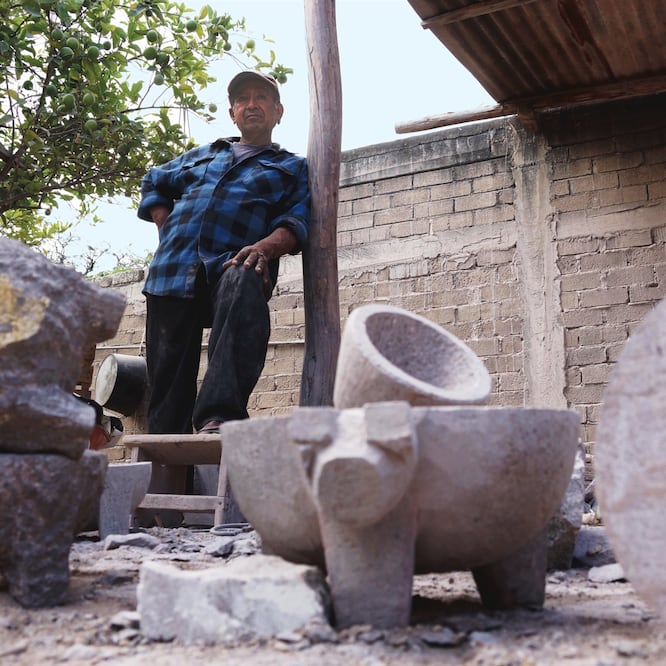 Los artesano explican que las piezas oaxaqueñas están talladas en piedra blanca, mientras que las poblanas se realizan en la negra. Por su menor costo, los productos de Puebla han ido desplazando a los elaborados en San Juan Teitipac.Foto: EDWIN HERNÁNDEZ