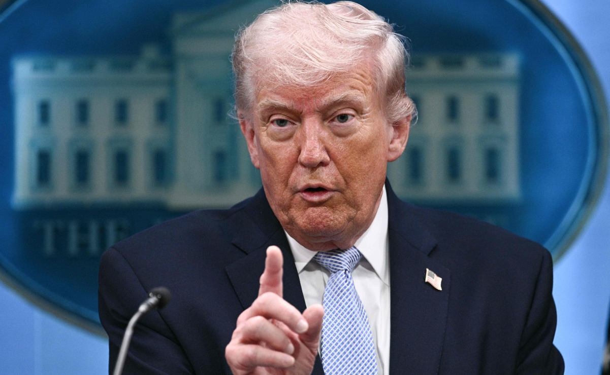 El presidente estadounidense Donald Trump habla sobre el conflicto en Irán en la sala de prensa James S. Brady de la Casa Blanca el 6 de abril de 2026 en Washington, D.C. Foto: AFP