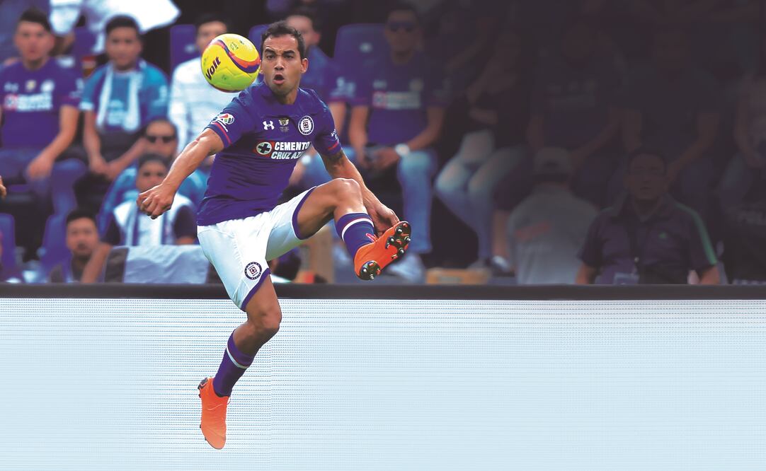 El lateral Adrián Aldrete refirió que hay solidez en la nueva zaga celeste. (ÁLVARO PAULIN. IMAGO7)