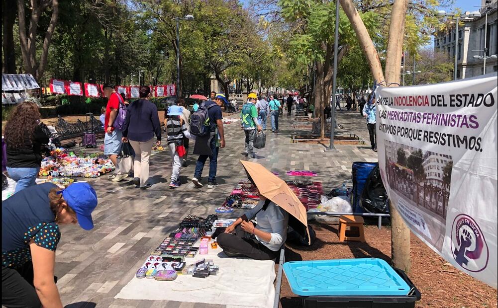 Ambulantes regresan a la Alameda Central tras altercado entre una mujer trans y funcionarios locales. Foto: Diego Simón Sánchez/EL UNIVERSAL