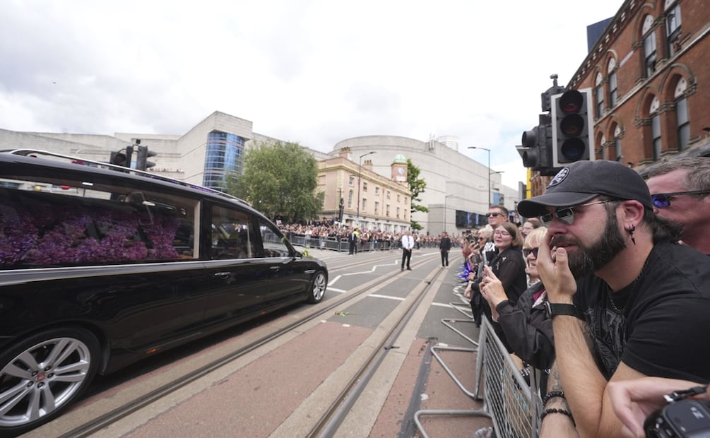 El coche fúnebre que transportaba el cuerpo de Ozzy Osbourne pasó cerca del banco del puente Black Sabbath en Broad Street durante su cortejo fúnebre, en Birmingham, Inglaterra.
Foto: Joe Giddens/PA vía AP.