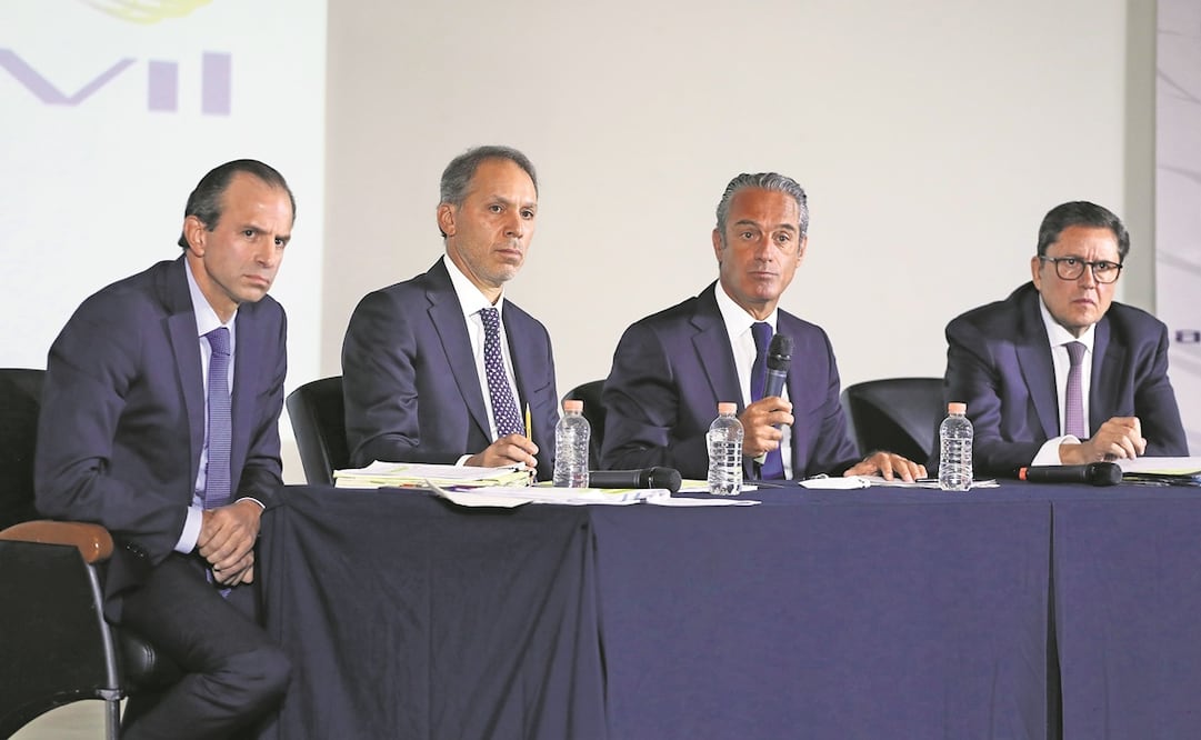 Alejandro Cantú, Daniel Hajj, Carlos Slim Domit y Óscar Von Hauske, directivos de América Móvil, ayer en la conferencia de prensa. Foto: Berenice Fregoso. EL UNIVERSAL