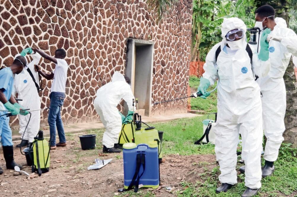 Funcionarios de salud de El Congo desinfectan los alrededores de un hospital en Mbandaka. Al menos cuatro casos de ébola se detectaron en el noreste del país. (AP)