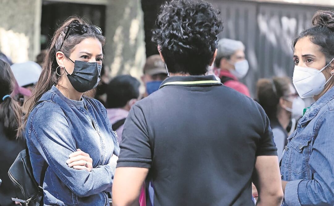 La actriz Fátima Molina entre los damnificados del edificio ubicado en la avenida Coyoacán 1909. Foto: El Universal, archivo