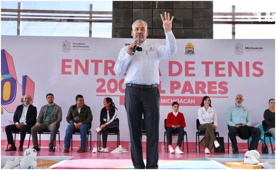 Alfredo Ramírez Bedolla en la entrega de tenis en Michoacán. Foto: Especial