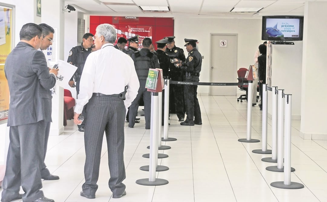 La indagatoria. Las autoridades ahora revisan las cámaras de seguridad de la sucursal para deslindar responsabilidades.