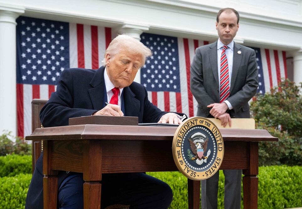 El presidente estadounidense, Donald Trump, al firmar la orden ejecutiva sobre aranceles recíprocos, en el jardín de la Casa Blanca, el 2 de abril de 2025. FOTO: SAUL LOEB. AFP