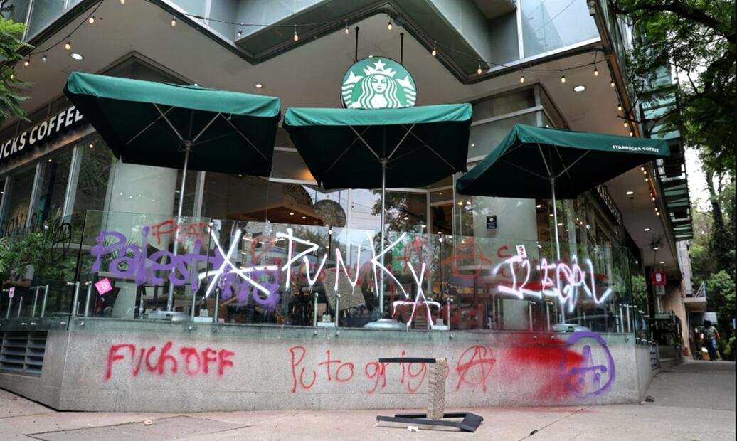 Primera Protesta Anti-Gentrificación CDMX en calles de la colonia Hipódromo, alcaldía Cuauhtémoc, terminó con violencia y vandalismo, el viernes 4 de julio de 2025. Foto: Fernanda Zamora/EL UNIVERSAL