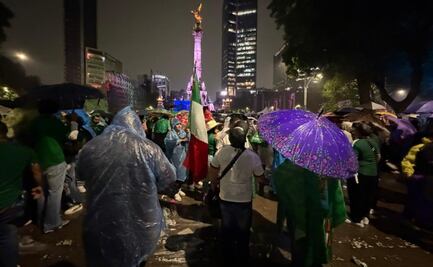 Lluvia no apaga entusiasmo de aficionados por el triunfo de la Selección Mexicana; euforia se apodera del Paseo de la Reforma