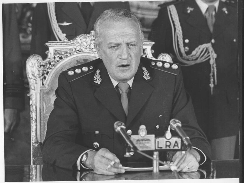 Leopoldo Galtieri, presidente de facto de Argentina durante la Guerra de Malvinas, en conferencia de prensa. La Nación/ DYN;