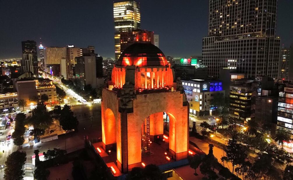 La iluminación especial también se encendió en otros sitios emblemáticos de la CDMX como el Monumento a la Revolución. Foto: Especial
