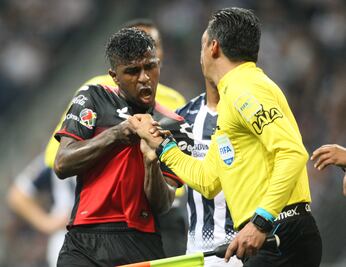 Suspenden al árbitro que agredió a Miller Bolaños