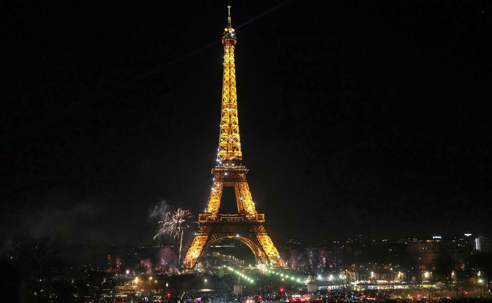 La Torre Eiffel recibe el Año Nuevo. (31/12/25) Foto: AFP