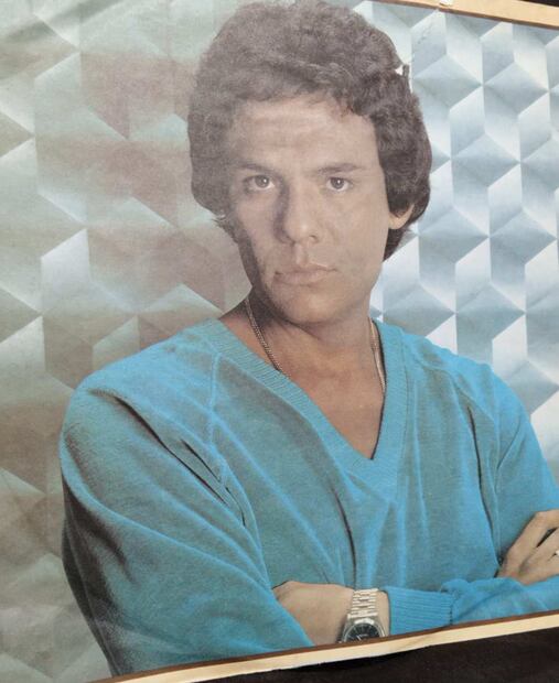 José José en el disco "Gracias". Una imagen del cantante deleitó a sus fans en 1981.