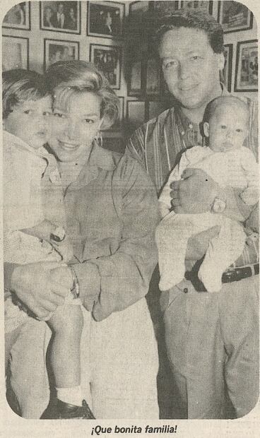 Alfredo Adame y Mary Paz Banquells presumían su amor y su familia en 1994. Foto: Hemeroteca EL UNIVERSAL.